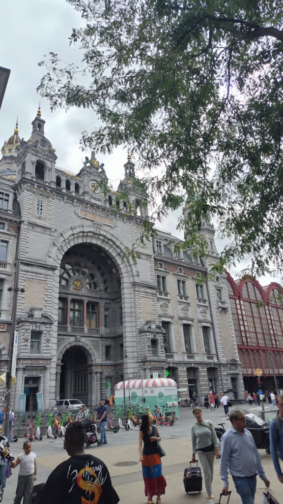 25年8月ベルギー録音アントワープ中央駅